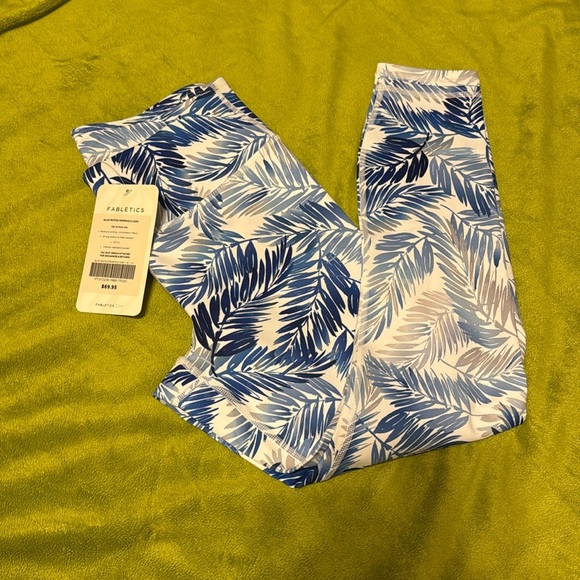FABLETICS Salar Printed PowerHold Yoga Capri Sz XS (2-4) Compression Fabric - Picture 1 of 6